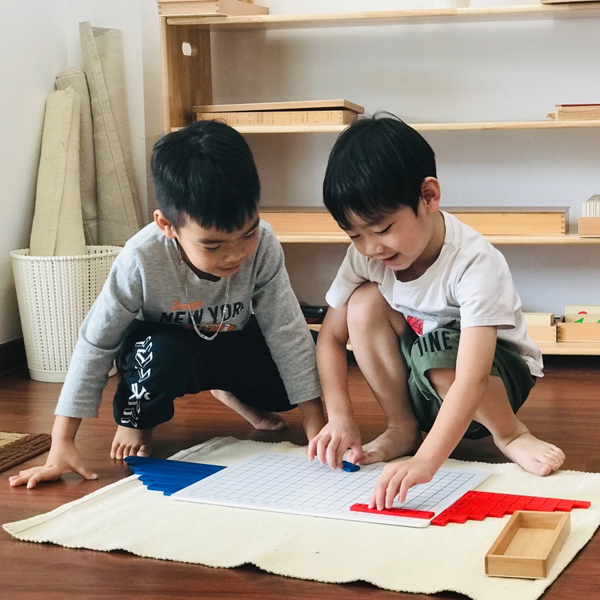 Khám phá giờ hoạt động cá nhân Montessori tại lớp học của trẻ 3-6 tuổi