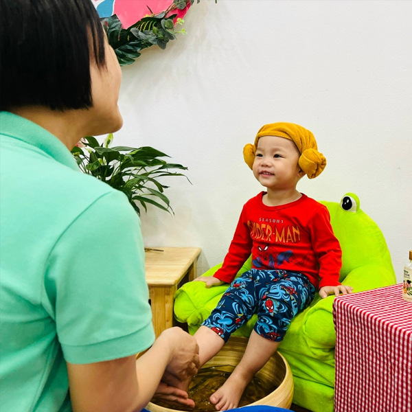 Lợi ích tuyệt vời của hoạt động ngâm chân thảo dược và massage chân cho các bé nhà trẻ tại trường mầm non Tuổi Thần Tiên